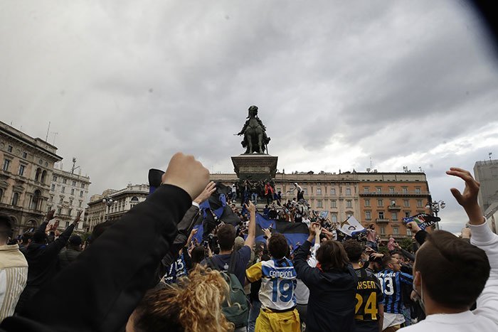 Para fans Inter Milan memadati kawasan Piazza Duomo, Milan, Minggu (2/5/2021) untuk merayakan kesuksesan Nerazzurri merebut gelar Serie A 2020/2021. (c) AP Photo