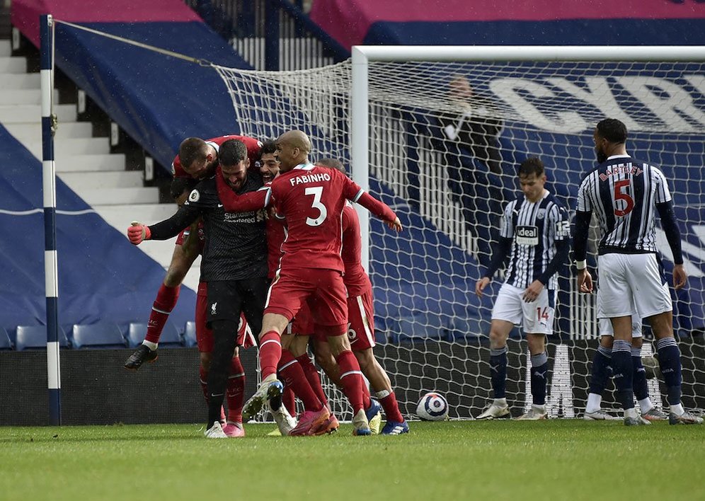 Alisson Becker menjadi pahlawan kemenangan Liverpool atas West Brom dalam ajang Premier League, Minggu (16/5/2021) malam WIB. (c) AP Photo