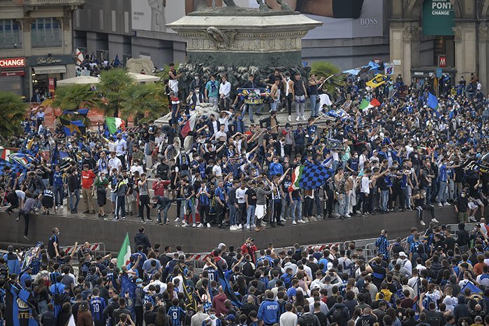 Para fans Inter Milan memadati kawasan Piazza Duomo, Milan, Minggu (2/5/2021) untuk merayakan kesuksesan Nerazzurri merebut gelar Serie A 2020/2021. (c) AP Photo