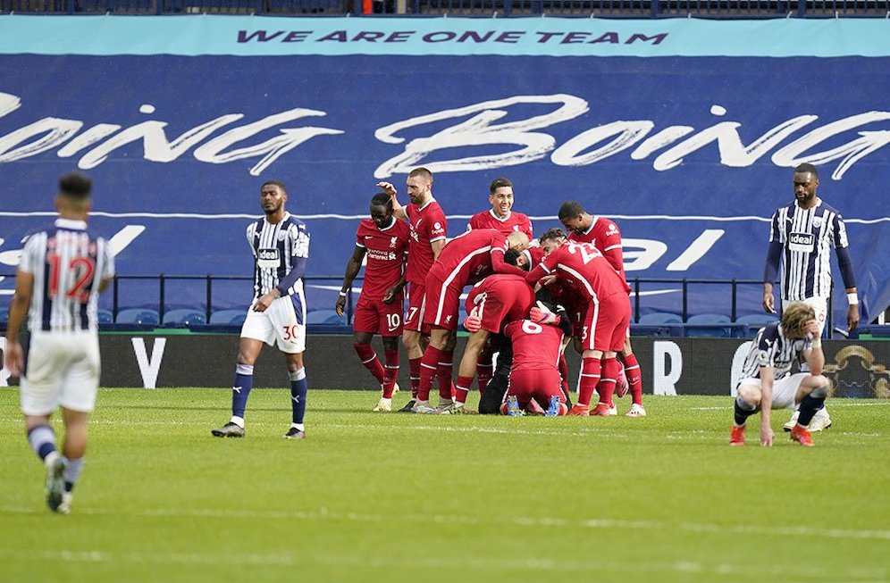 Alisson Becker menjadi pahlawan kemenangan Liverpool atas West Brom dalam ajang Premier League, Minggu (16/5/2021) malam WIB. (c) AP Photo