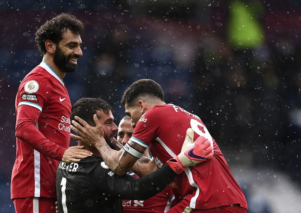 Alisson Becker menjadi pahlawan kemenangan Liverpool atas West Brom dalam ajang Premier League, Minggu (16/5/2021) malam WIB. (c) AP Photo