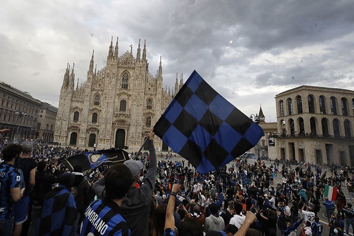 Para fans Inter Milan memadati kawasan Piazza Duomo, Milan, Minggu (2/5/2021) untuk merayakan kesuksesan Nerazzurri merebut gelar Serie A 2020/2021. (c) AP Photo