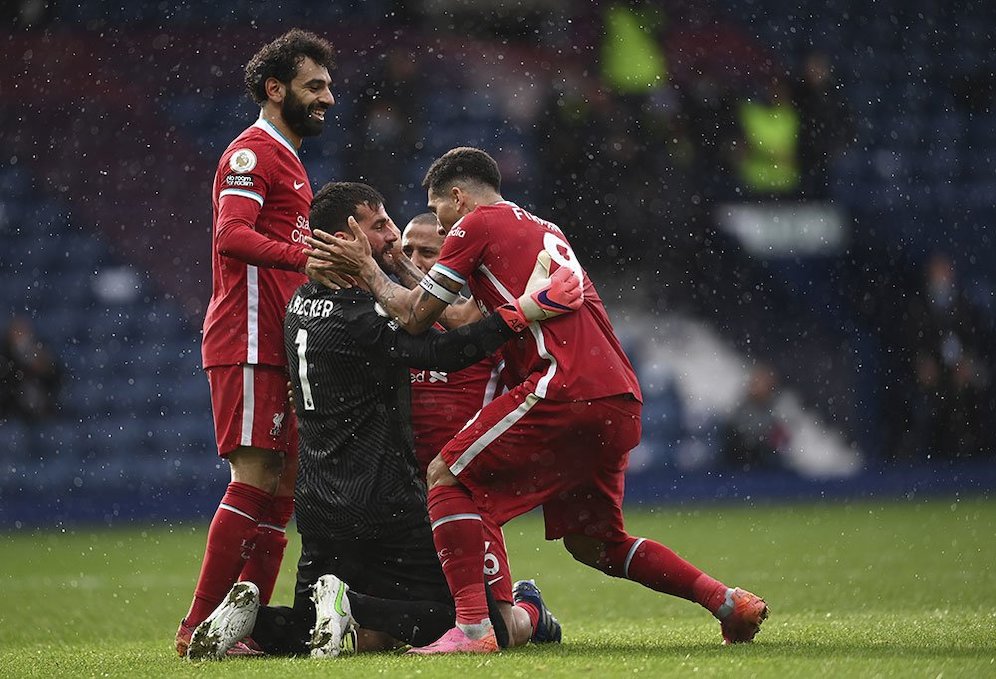 Alisson Becker menjadi pahlawan kemenangan Liverpool atas West Brom dalam ajang Premier League, Minggu (16/5/2021) malam WIB. (c) AP Photo