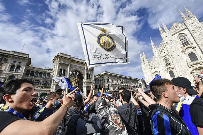 Para fans Inter Milan memadati kawasan Piazza Duomo, Milan, Minggu (2/5/2021) untuk merayakan kesuksesan Nerazzurri merebut gelar Serie A 2020/2021. (c) AP Photo