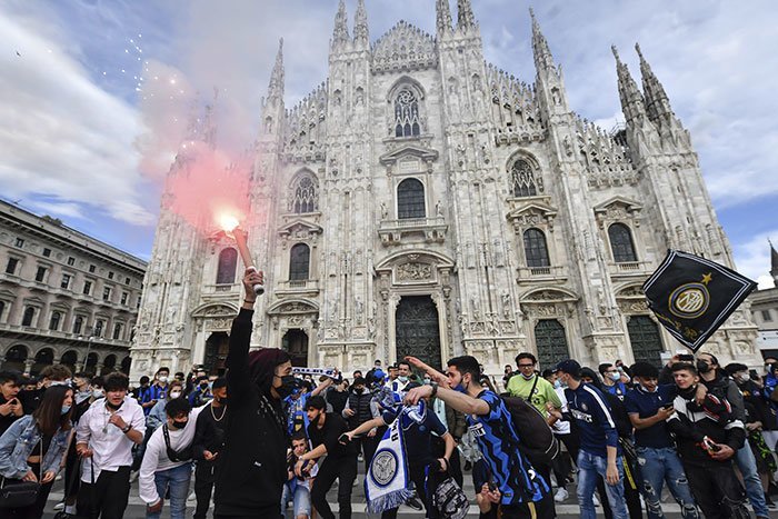 Para fans Inter Milan memadati kawasan Piazza Duomo, Milan, Minggu (2/5/2021) untuk merayakan kesuksesan Nerazzurri merebut gelar Serie A 2020/2021. (c) AP Photo