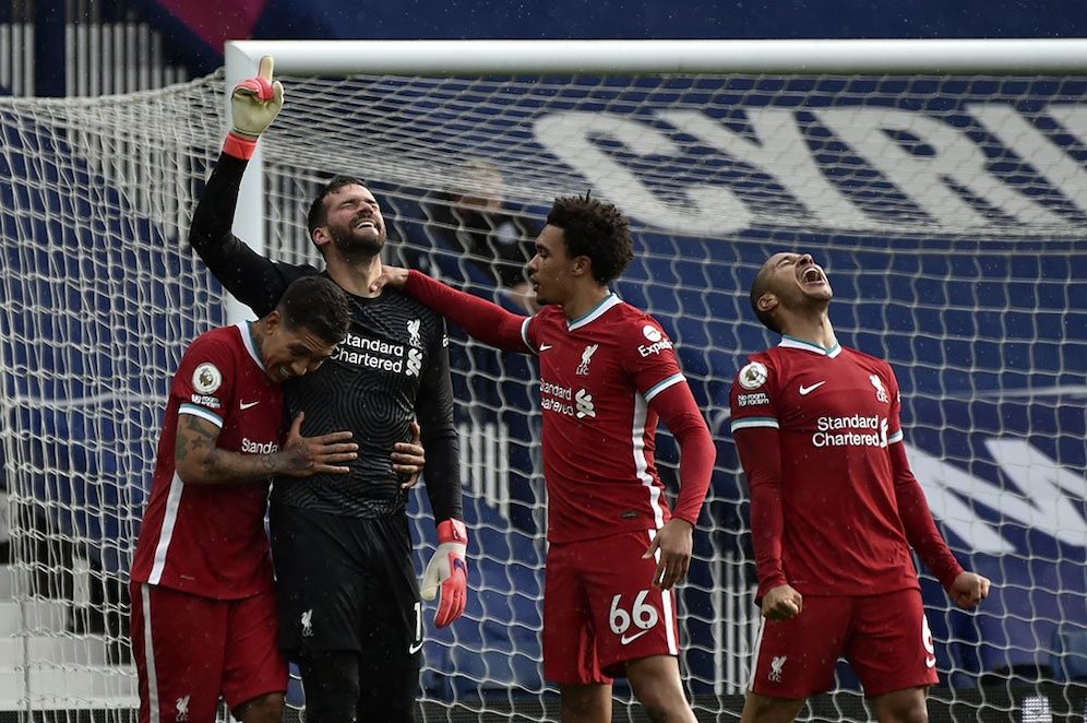 Alisson Becker menjadi pahlawan kemenangan Liverpool atas West Brom dalam ajang Premier League, Minggu (16/5/2021) malam WIB. (c) AP Photo