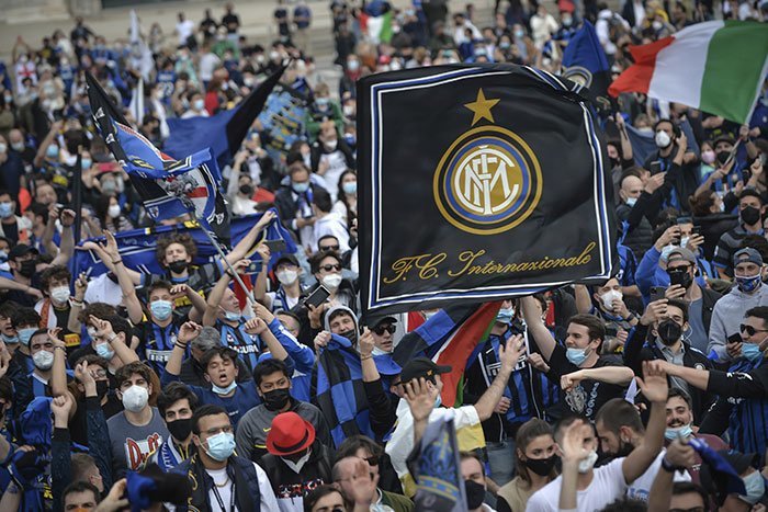 Para fans Inter Milan memadati kawasan Piazza Duomo, Milan, Minggu (2/5/2021) untuk merayakan kesuksesan Nerazzurri merebut gelar Serie A 2020/2021. (c) AP Photo