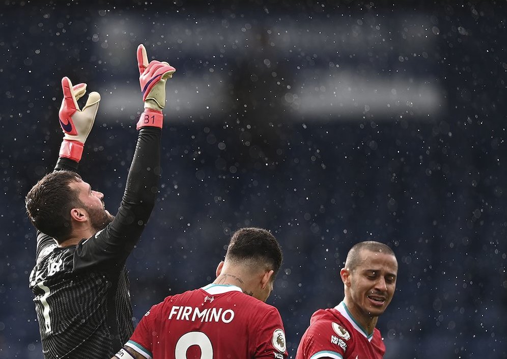 Alisson Becker menjadi pahlawan kemenangan Liverpool atas West Brom dalam ajang Premier League, Minggu (16/5/2021) malam WIB. (c) AP Photo