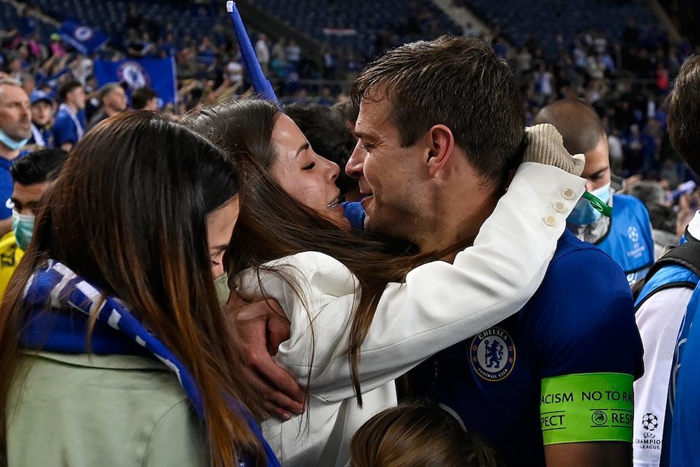 Kapten Chelsea, Cesar Azpilicueta mendapatkan ciuman kemenangan dari istrinya, Adriana yang hadir langsung di stadiona bersama keluarganya. Awas iri ya Bolaneters. (c) AP Photo