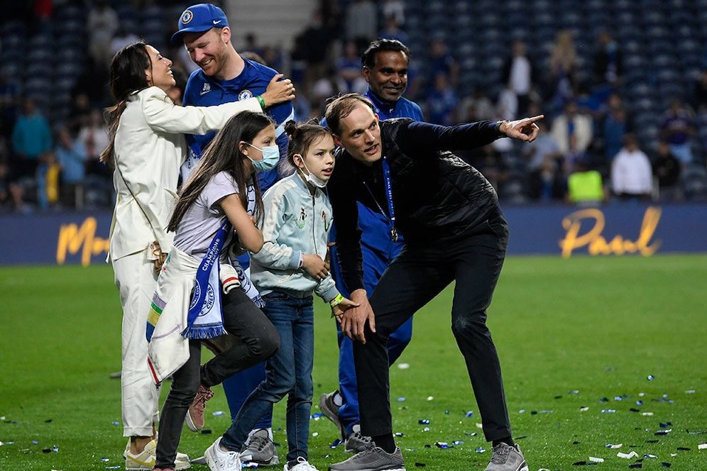 Thomas Tuchel dan keluarganya ikut larut dalam pesta juara Chelsea di final Liga Champions. Keluarga Tuchel hadir langsung mendukung di Estadio Do Dragao. (c) AP Photo