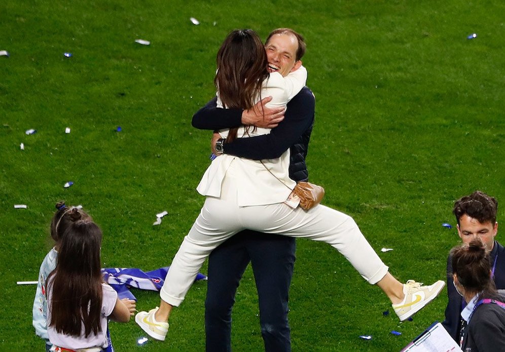 Pelatih Chelsea, Thomas Tuchel mendapatkan pelukan hangat dari istrinya, Sissi dalam pesta juara The Blues di Estadio Do Dragao. (c) AP Photo