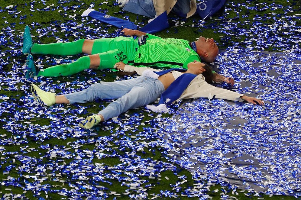 Kiper ketiga Chelsea, Willy Caballero larut dalam suka cita bersama keluarganya di final Liga Champions. Saking bahagianya, keduanya sampai tiduran di rumput lapangan. (c) AP Photo