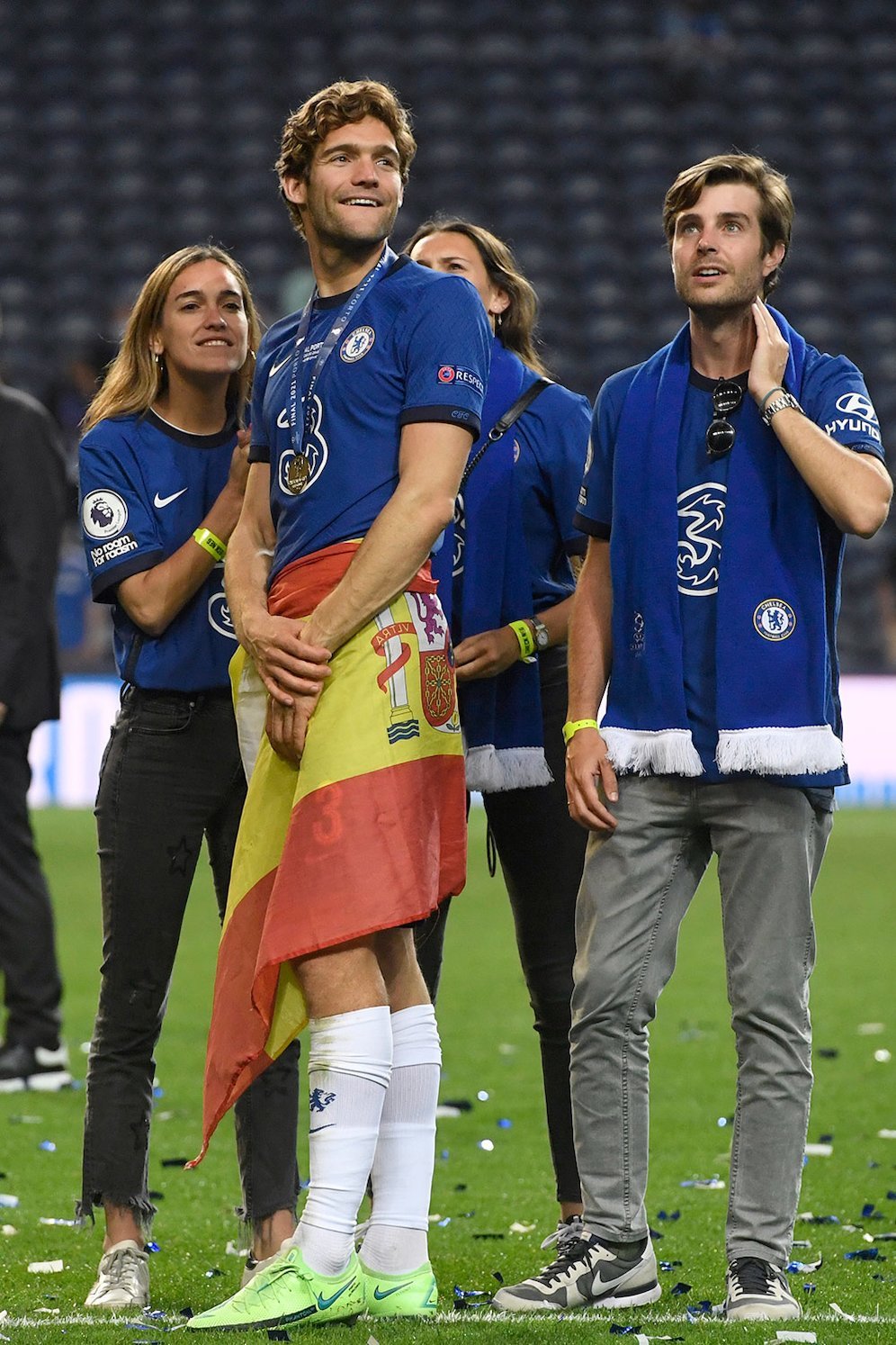 Bek Chelsea, Marcos Alonso bersama keluarganya setelah kemenangan di final Liga Champions. (c) AP Photo