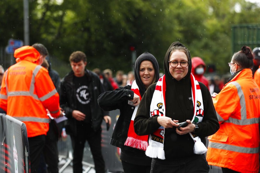 Fans datang untuk menyaksikan pertandingan Premier League Southampton vs Leeds United di St Marys Stadium (c) AP Photo