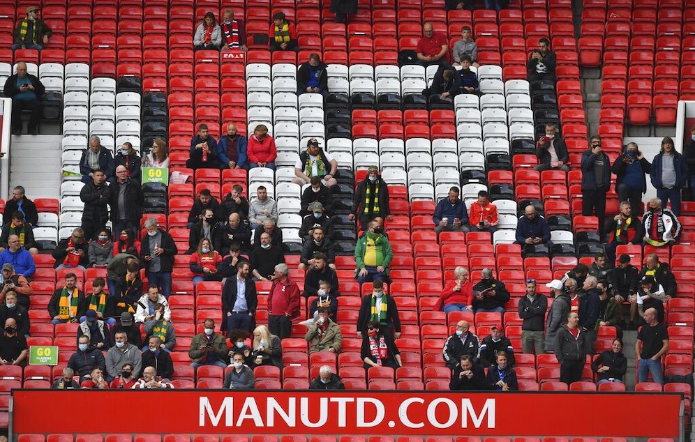 Fans menyaksikan langsung pertandingan Premier League antara Manchester United dan Fulham di Old Trafford, 18 Mei 2021 (c) AP Photo