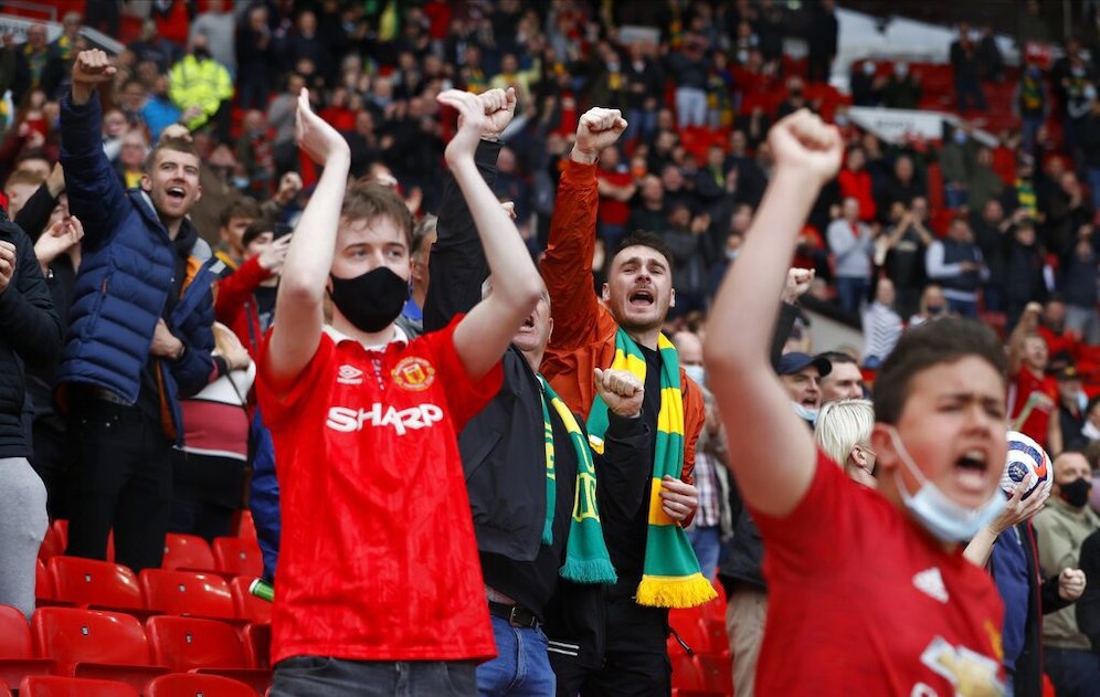 Dukungan fans dalam pertandingan Premier League antara Manchester United dan Fulham di Old Trafford, 18 Mei 2021 (c) AP Photo