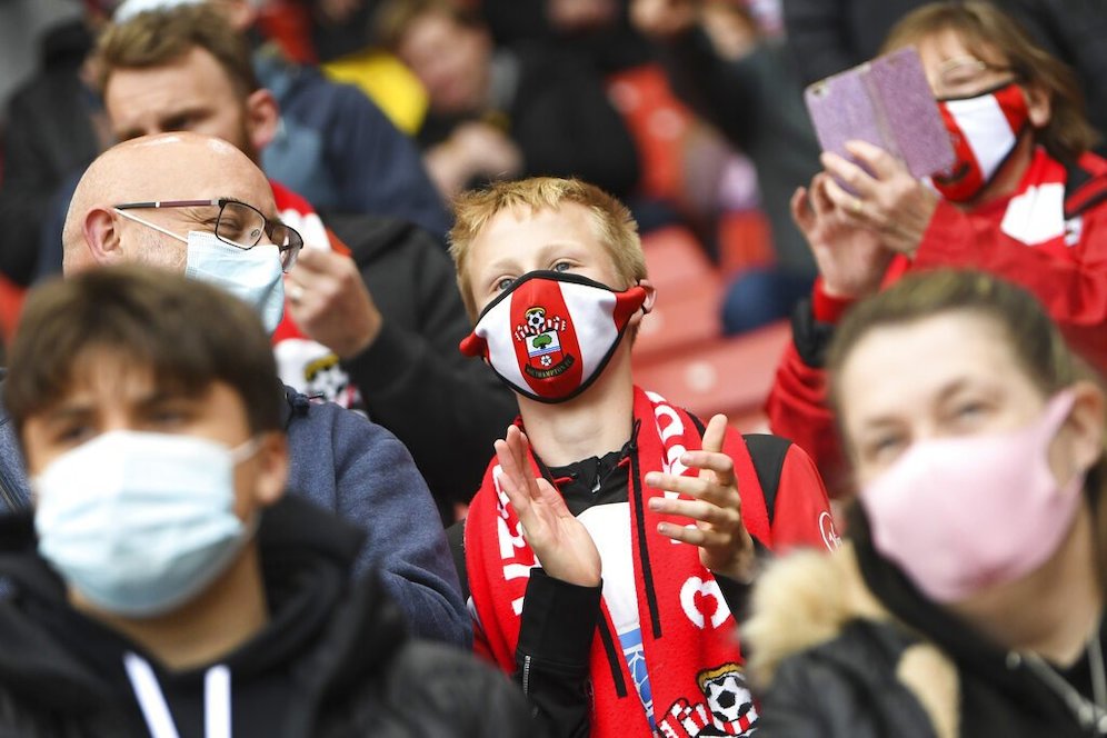 Fans cilik disiplin memakai masker di pertandingan Premier League Southampton vs Leeds United di St Marys Stadium (c) AP Photo