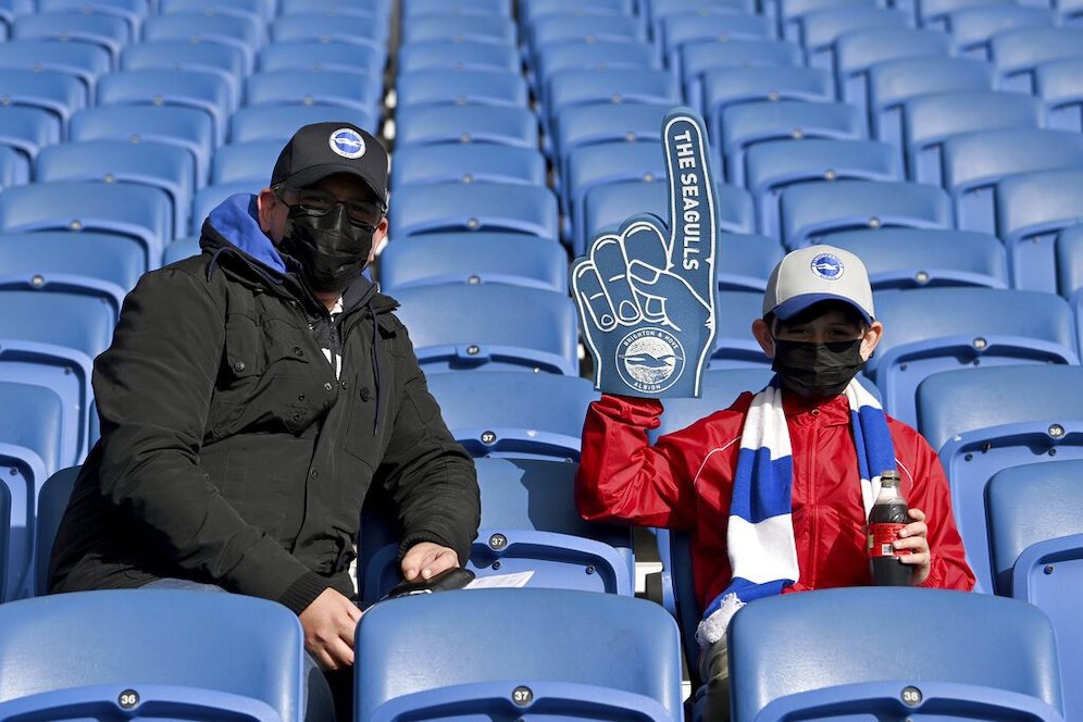 Fans Brighton dalam pertandingan Premier League melawan Manchester City di Amex stadium, 18 Mei 2021 (c) Pool via AP