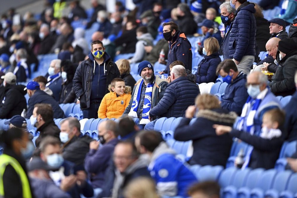 Fans menyaksikan pertandingan Premier League antara Brighton dan Manchester City di Amex stadium, 18 Mei 2021 (c) Pool via AP