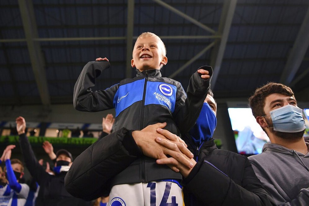 Fan cilik dalam pertandingan Premier League antara Brighton dan Manchester City di Amex stadium, 18 Mei 2021 (c) Pool via AP