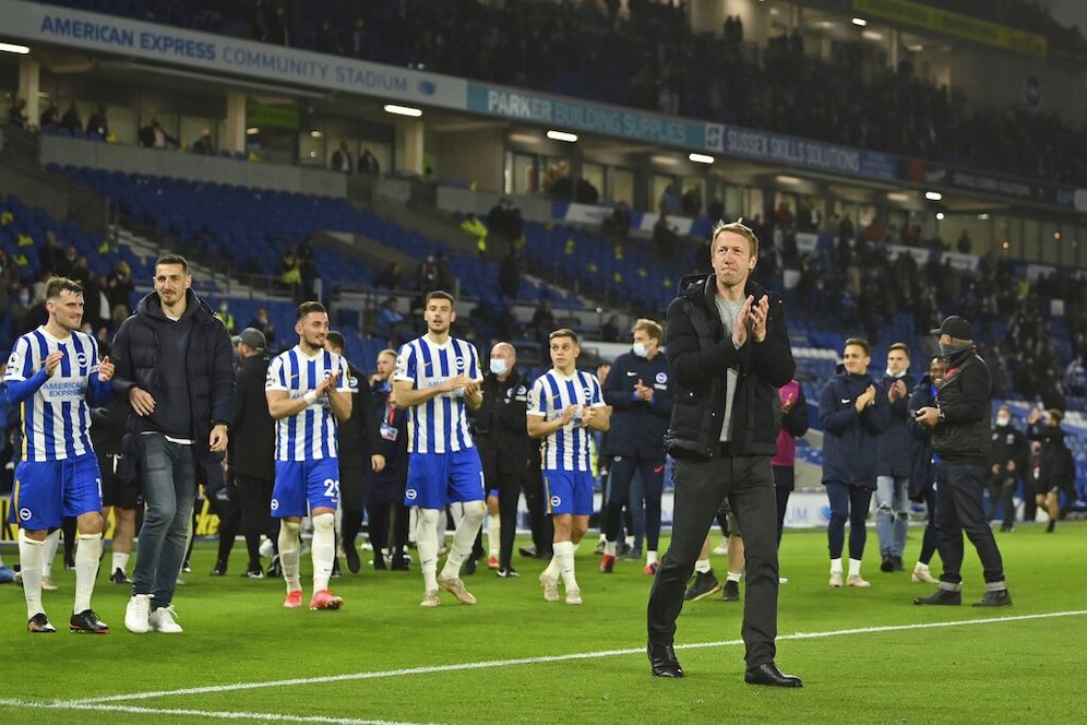 Skuad Brighton menyapa para fans usai pertandingan Premier League antara Brighton dan Manchester City di Amex stadium, 18 Mei 2021 (c) Pool via AP