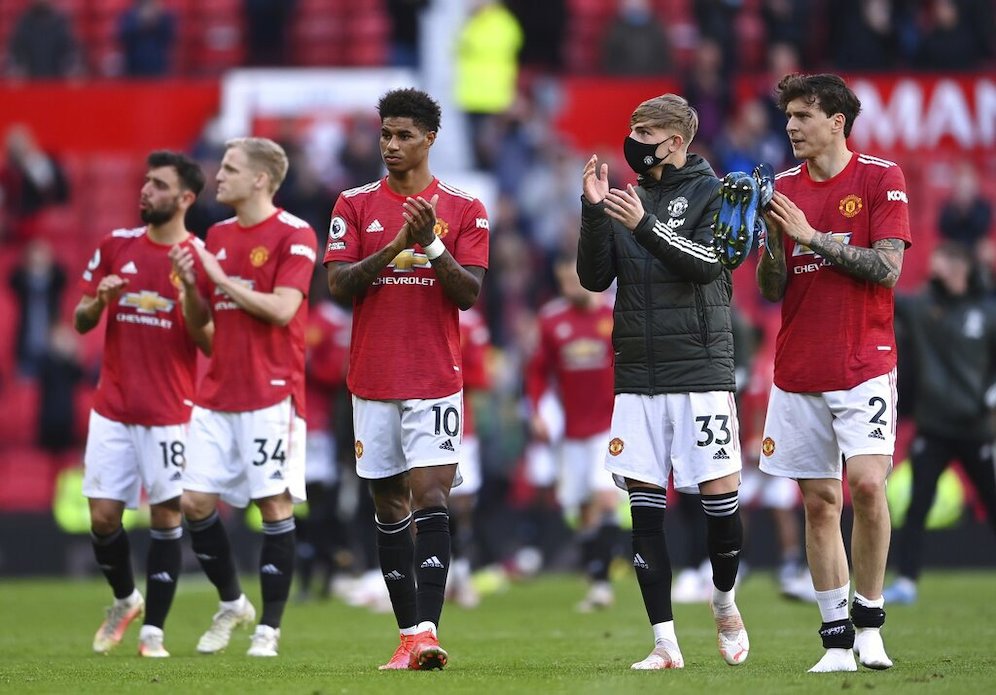 Pemain-pemain Manchester United menyapa para fans usai pertandingan Premier League kontra Fulham di Old Trafford, 18 Mei 2021 (c) AP Photo