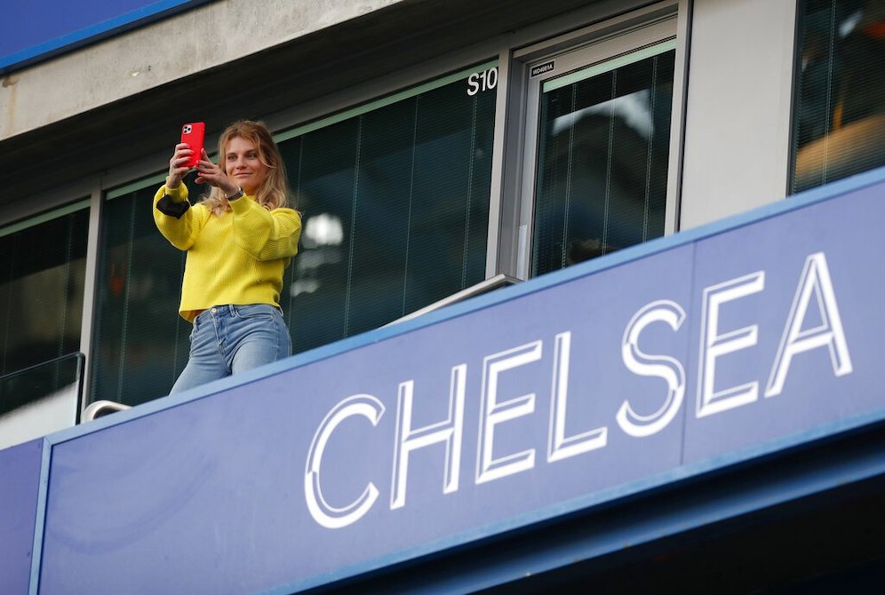 Seorang fan terlihat di tribune dalam pertandingan Premier League Chelsea vs Leicester City di Stamford Bridge, 18 Mei 2021 (c) Pool via AP