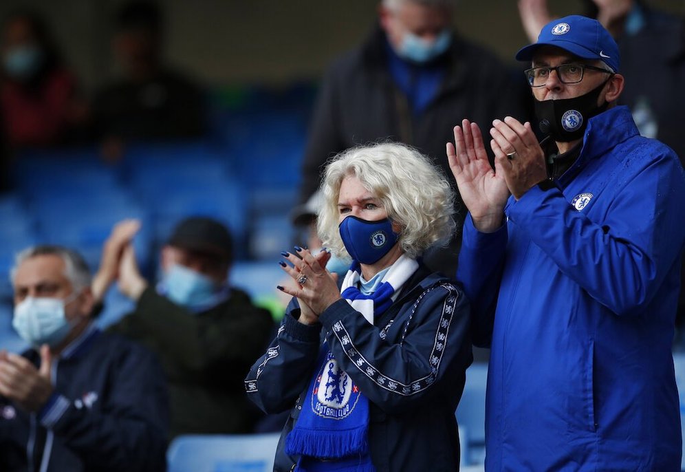 Fans Chelsea dalam pertandingan Premier League Chelsea vs Leicester City di Stamford Bridge, 18 Mei 2021 (c) Pool via AP