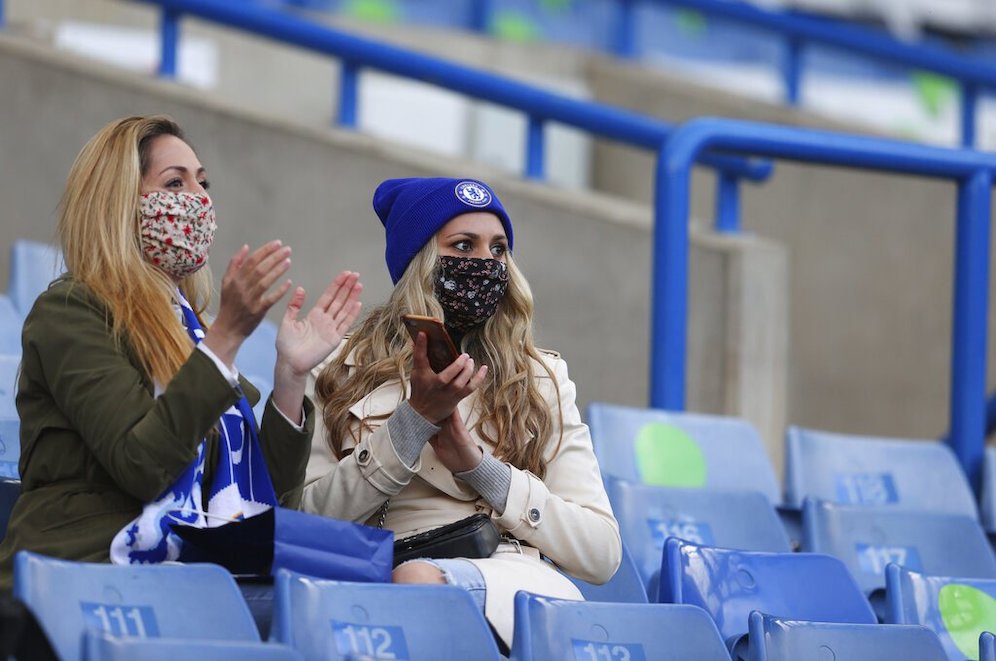 Fans menunggu dimulainya pertandingan Premier League Chelsea vs Leicester City di Stamford Bridge, 18 Mei 2021 (c) Pool via AP