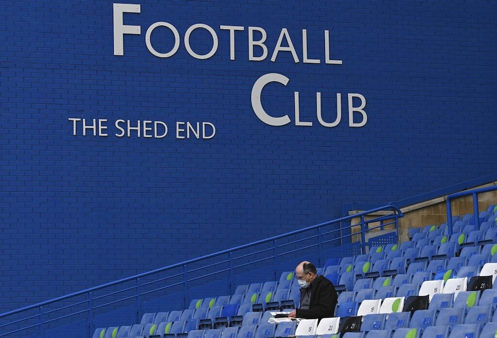 Seorang fan di tribune sebelum pertandingan Premier League Chelsea vs Leicester City di Stamford Bridge, 18 Mei 2021 (c) Pool via AP