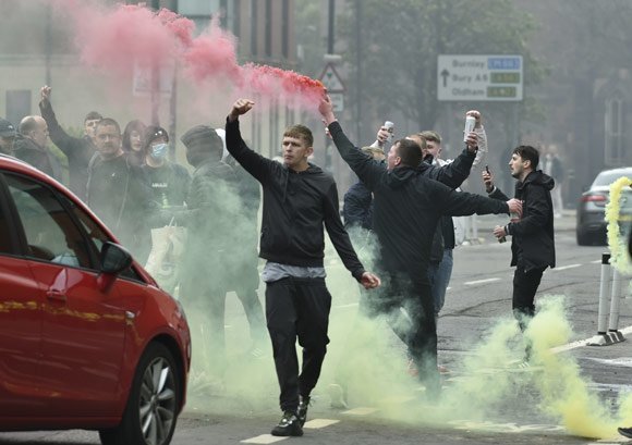 Aksi demo fans Manchester United menuntut Keluarga Glazer hengkang dari klub (c) AP Photo