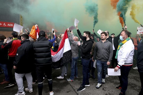 Aksi demo fans Manchester United menuntut Keluarga Glazer hengkang dari klub (c) AP Photo