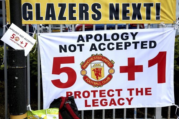 Aksi demo fans Manchester United menuntut Keluarga Glazer hengkang dari klub (c) AP Photo