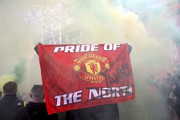 Aksi demo fans Manchester United menuntut Keluarga Glazer hengkang dari klub (c) AP Photo