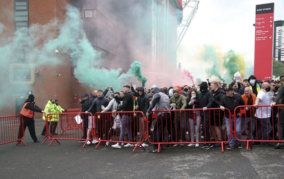 Aksi demo fans Manchester United menuntut Keluarga Glazer hengkang dari klub (c) AP Photo