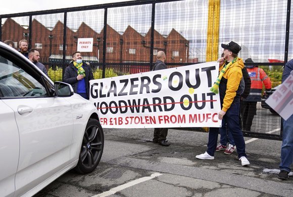 Aksi demo fans Manchester United menuntut Keluarga Glazer hengkang dari klub (c) AP Photo