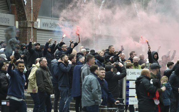 Aksi demo fans Manchester United menuntut Keluarga Glazer hengkang dari klub (c) AP Photo