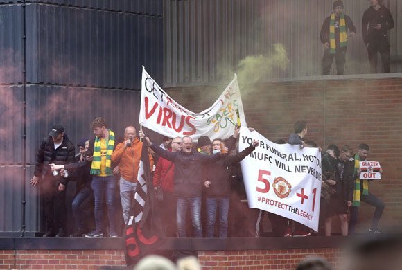 Aksi demo fans Manchester United menuntut Keluarga Glazer hengkang dari klub (c) AP Photo