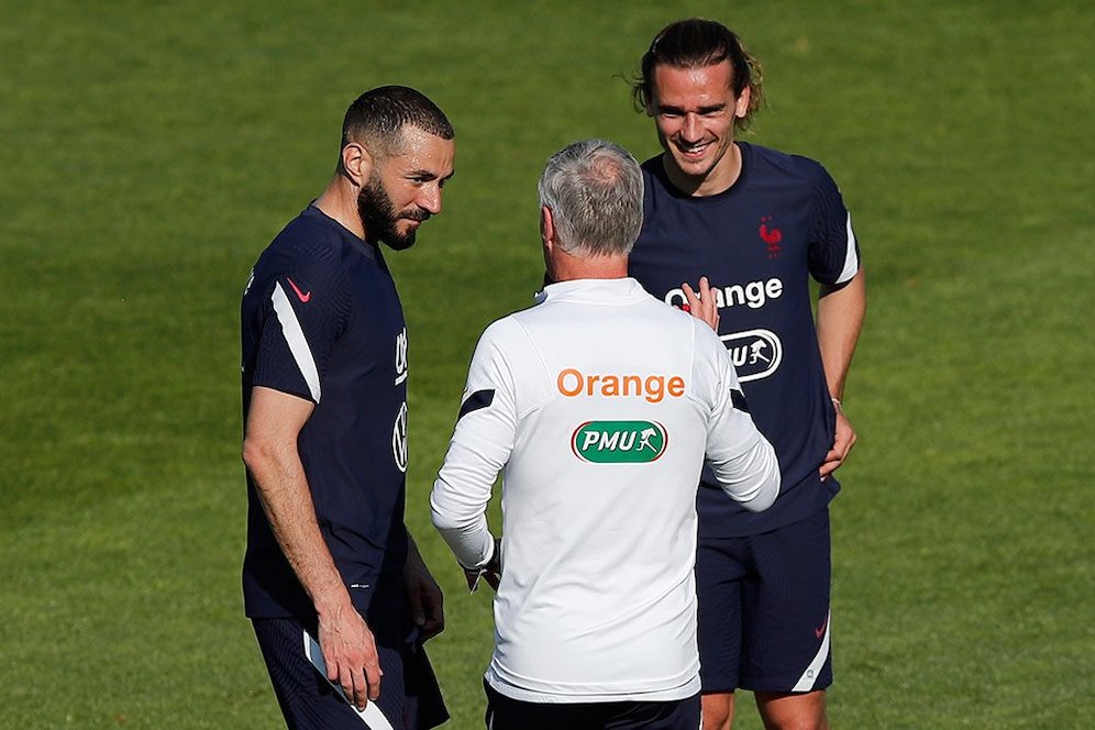 Karim Benzema berbincang bersama pelatih timnas Prancis, Didier Deschamps dan Antoine Griezmaan. (c) AP Photo/Francois Mori