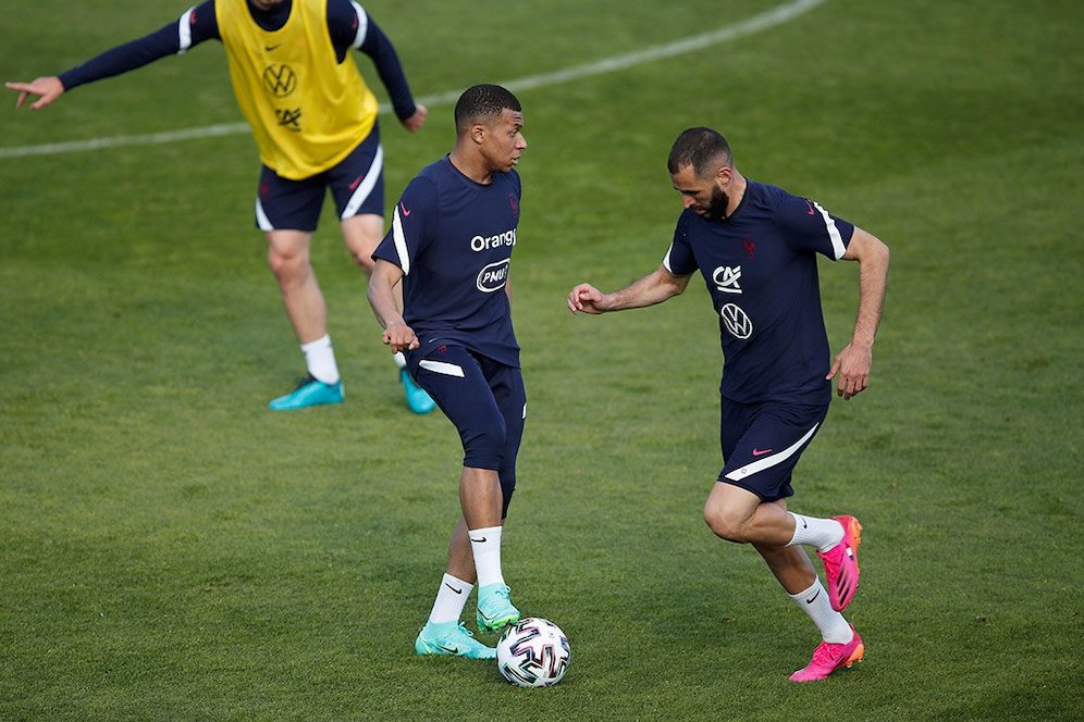 Karim Benzema berlatih bersama Kylian Mbappe di pemusatan latihan timnas Prancis. (c) AP Photo/Francois Mori