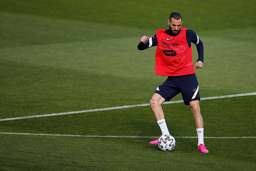 Karim Benzema berlatih mengontrol bola dalam sesi latihan bersama timnas Prancis menjelang Euro 2021. (c) AP Photo/Francois Mori