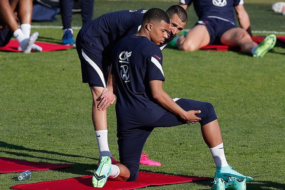 Karim Benzema bersama Kylian Mbappe di sesi latihan timnas Prancis. Kedua pemain diharapkan menjadi tumpuan lini depan Les Bleus di Piala Eropa 2021. (c) AP Photo/Francois Mori