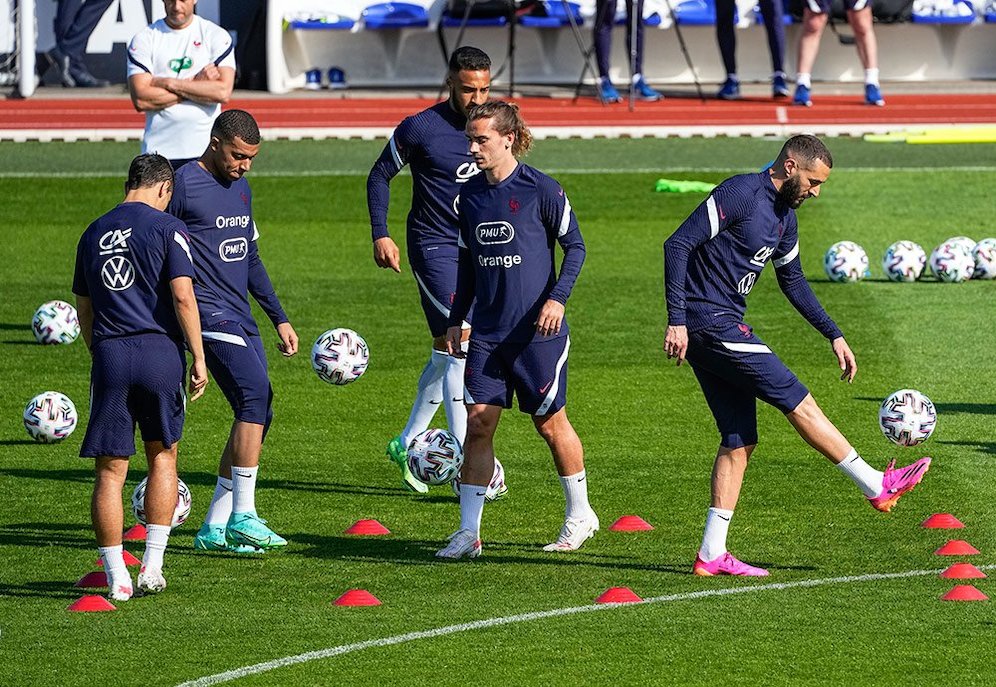 Karim Benzema berlatih bersama Timnas Prancis jelang Piala Eropa 2021. Nampak di sana juga Antoine Griezmann dan Kylian Mbappe. (c) AP Photo/Michel Euler