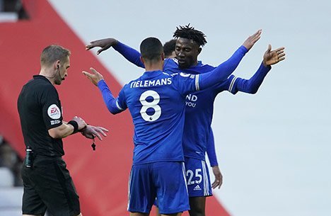 Pemain Leicester City, Youri Tielemans berselebrasi dengan Wilfred Ndidi di laga melawan Manchester United, Rabu (12/5/2021) dini hari WIB. (c) AP Photo