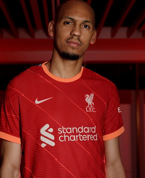 Fabinho menggunakan jersey home Liverpool 2021/22 (c) Liverpool FC