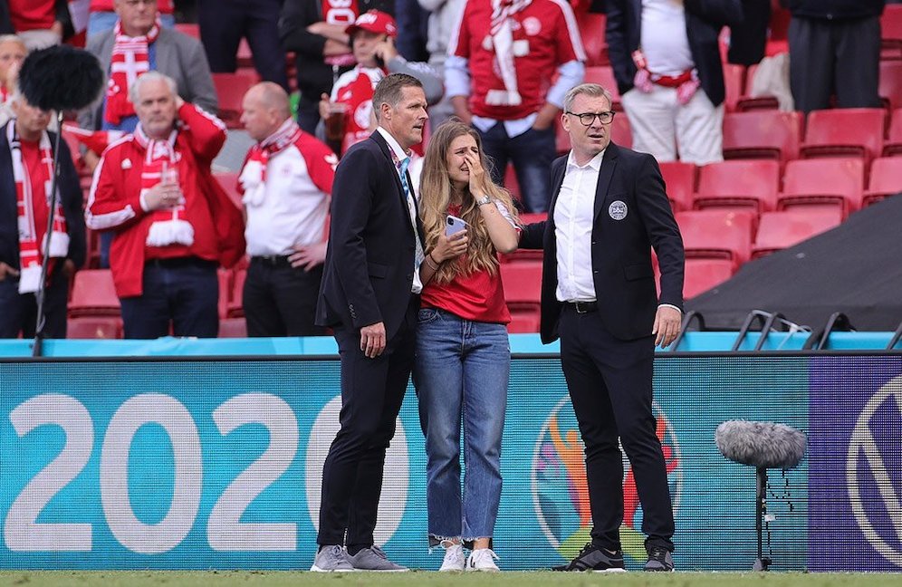 Sabrina Kvist Jensen, istri Christian Eriksen terus ditenangkan di pinggir lapangan oleh ofisial timnas Denmark. (c) AP Photo