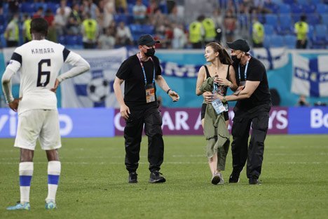 Pitch invader pada laga Euro 2020 antara Finlandia vs Belgia (c) AP Photo