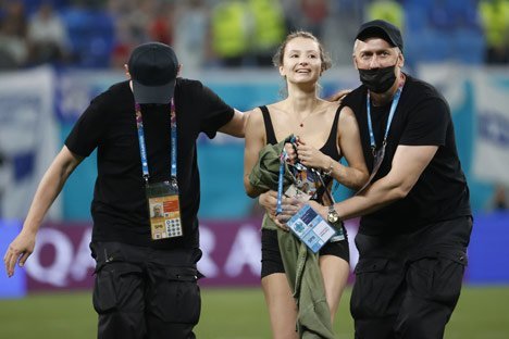 Pitch invader pada laga Euro 2020 antara Finlandia vs Belgia (c) AP Photo