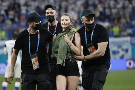 Pitch invader pada laga Euro 2020 antara Finlandia vs Belgia (c) AP Photo