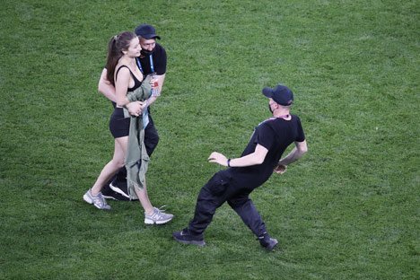 Pitch invader pada laga Euro 2020 antara Finlandia vs Belgia (c) AP Photo
